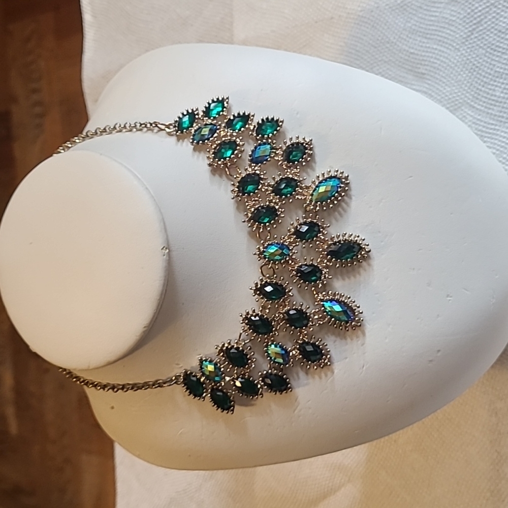 Beautiful elegant necklace for all occasions  multiple color